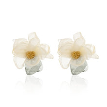 Load image into Gallery viewer, Earrings Flower [col:cream]
